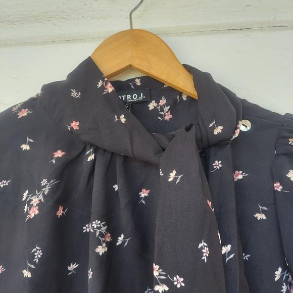Unique Floral Blouse 3/4 Length Sleeve Button and Tie Neck Detail Size Small - Picture 2 of 8